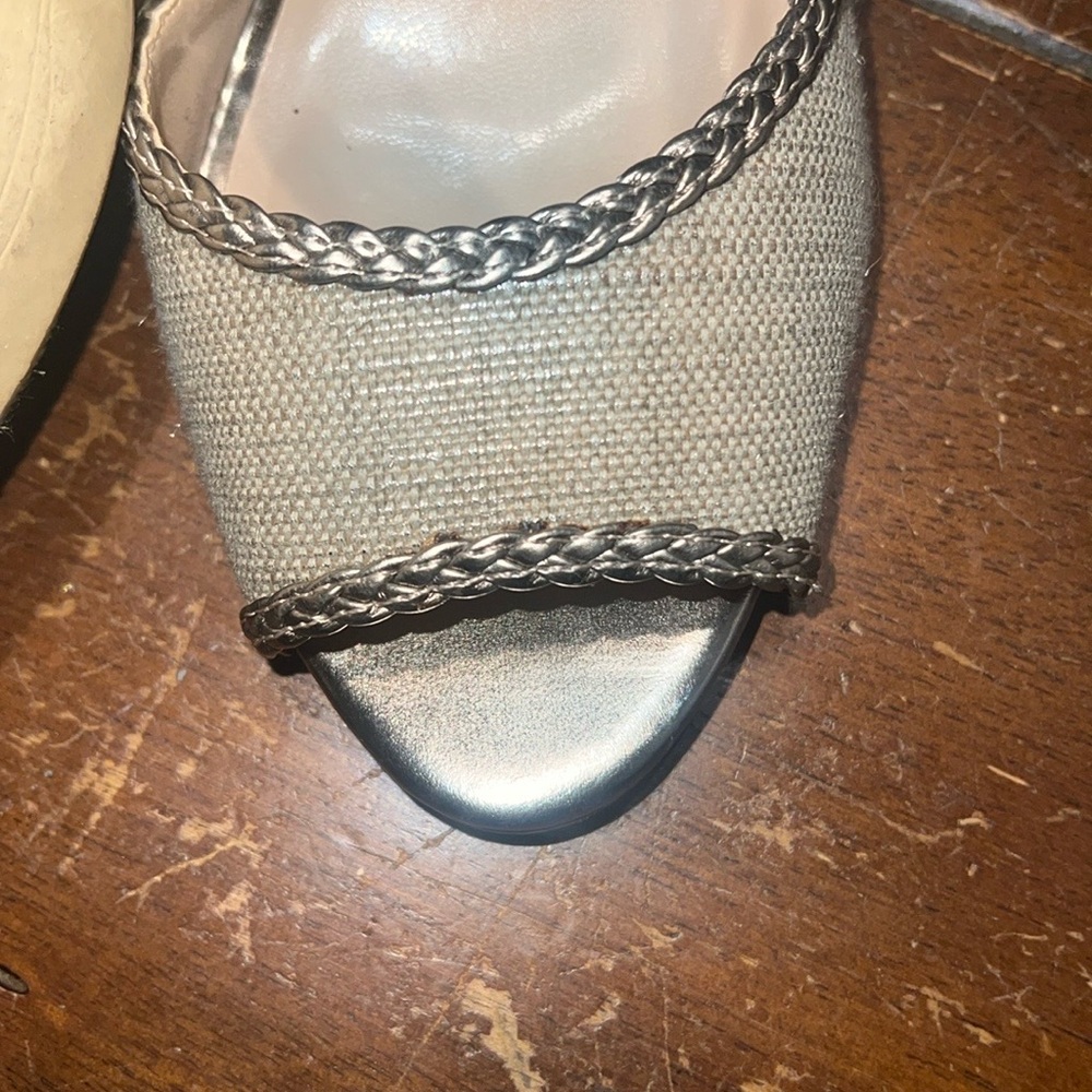 Tahari “Lauren” SZ 8 BEIGE LINEN LOOK LEATHER OPEN TOE 4” Sandals GOLD BRAID - Picture 5 of 5